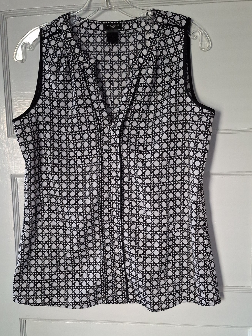 Ann Taylor Black & White Geometric Sleeveless Camisole
